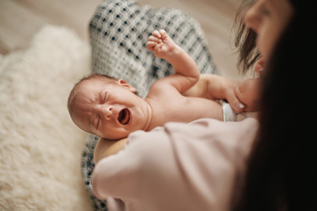 7 Arti Bayi Menangis dan Cara Tepat Menenangkannya