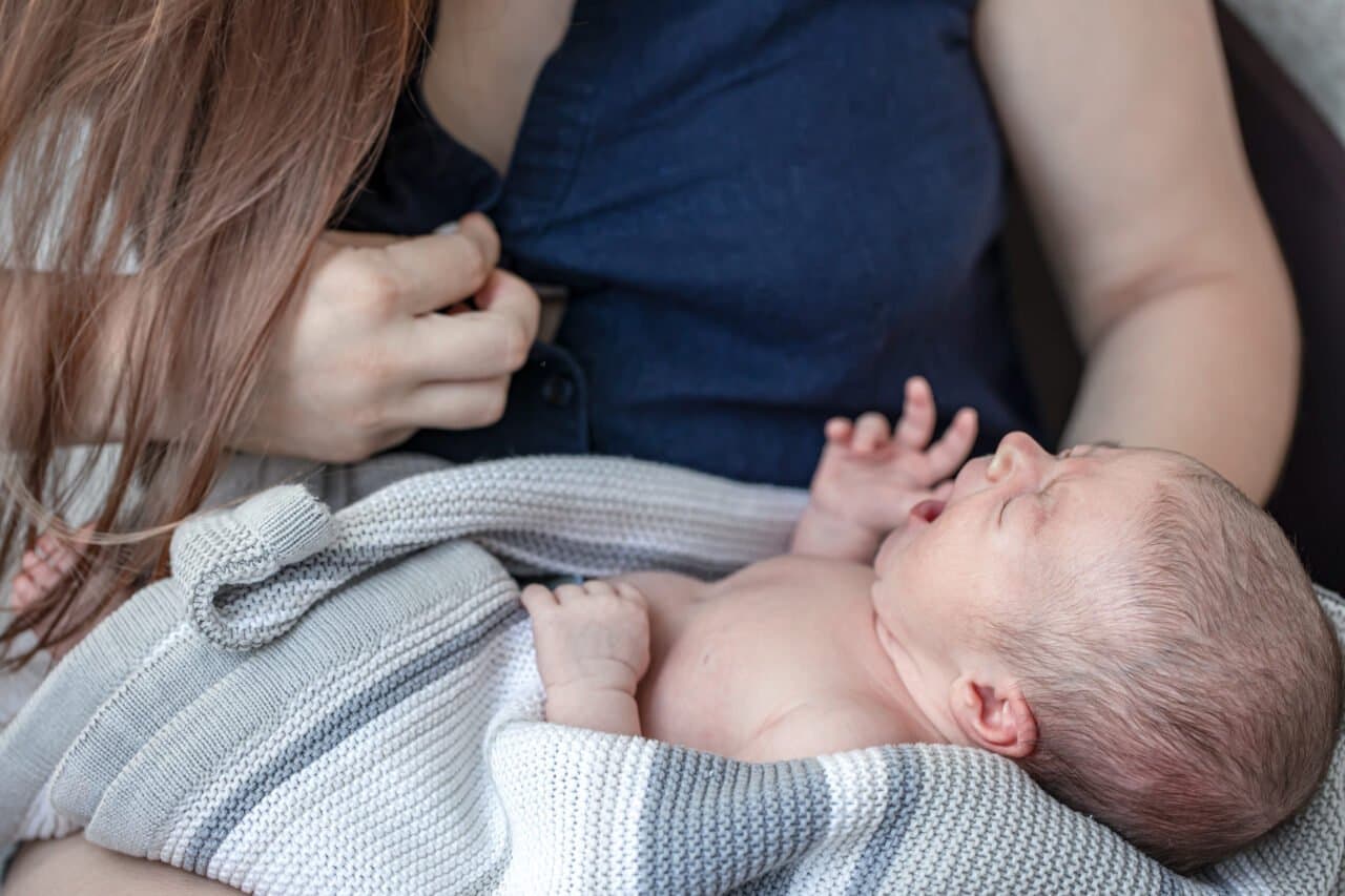 Kenapa Bayi Tiba-Tiba Tidak Mau Menyusu? Ini Penyebabnya